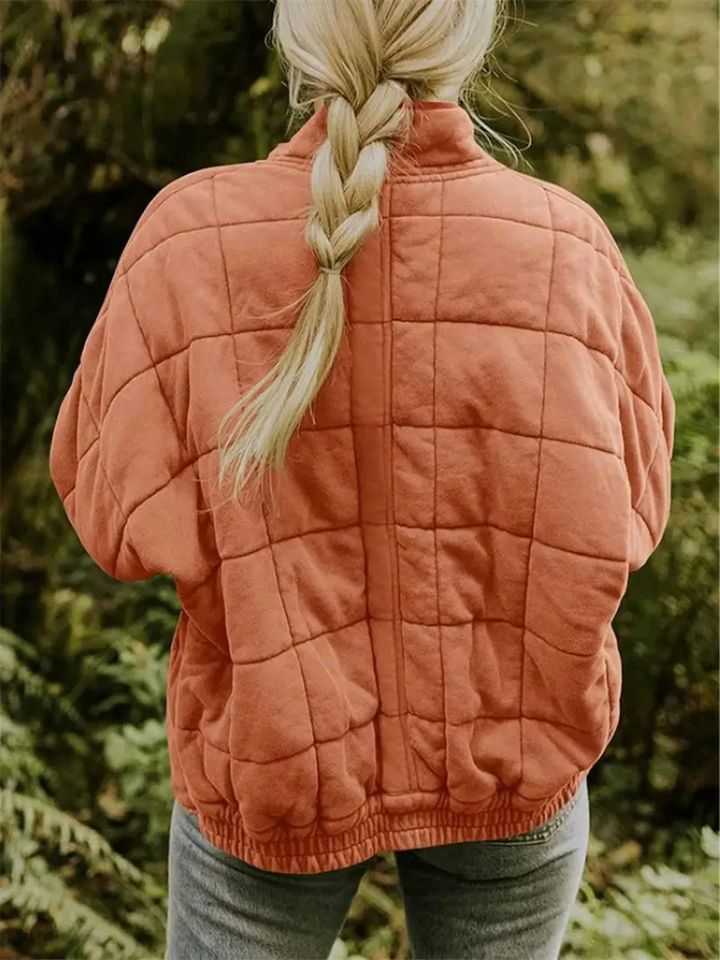 Veste d'automne matelassée femme, idéale pour un look sophistiqué et chaleureux.