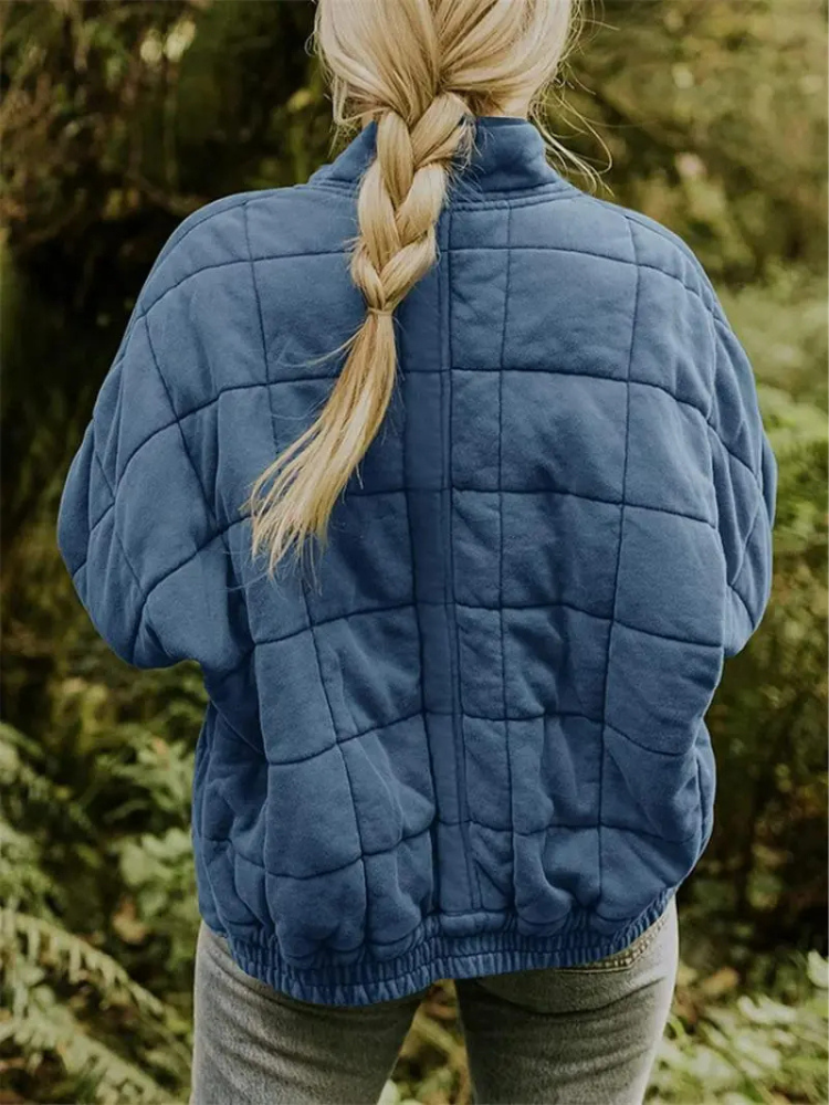 Confort et style : veste matelassée femme, parfaite pour les promenades d'automne.