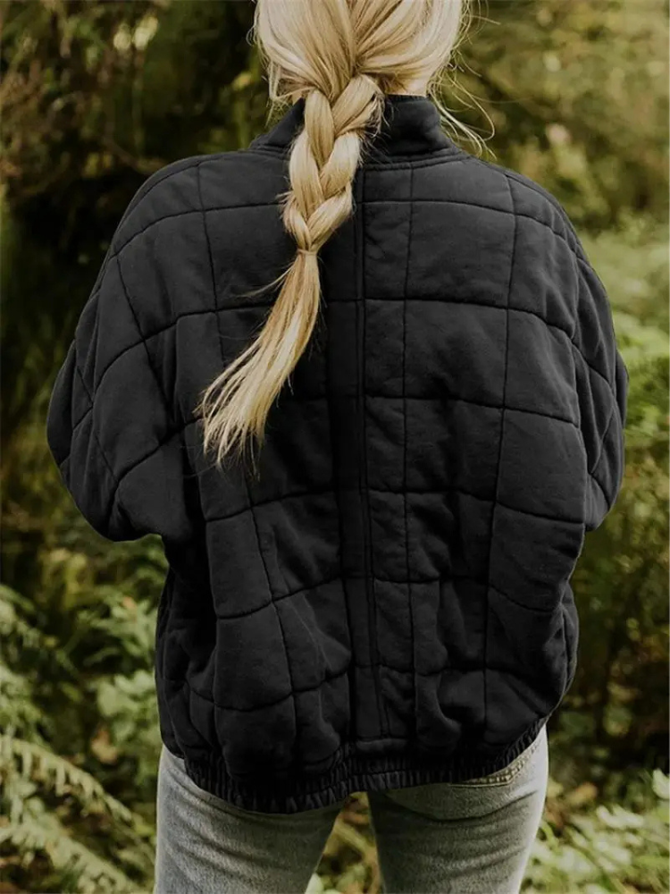 Mode femme : veste matelassée élégante, un outerwear confortable pour l'automne.