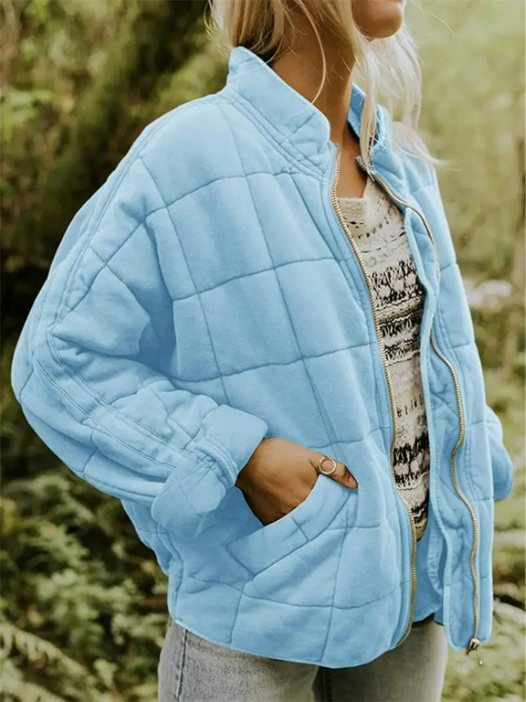 Outerwear femme : veste matelassée élégante et polyvalente pour la mi-saison.