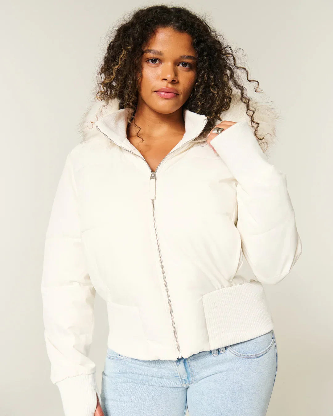 Doudoune femme confortable, chaude et élégante. Veste matelassée légère pour un style hivernal impeccable.