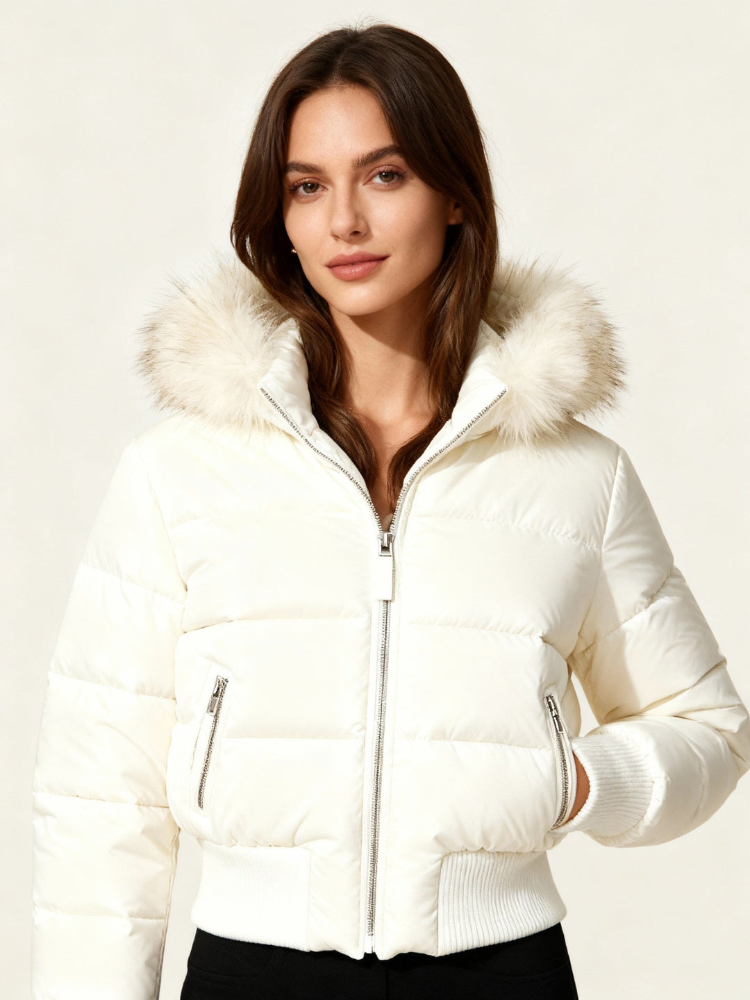Vêtement femme: Doudoune élégante et chaude. Veste matelassée légère et isolée, idéale pour l'hiver.