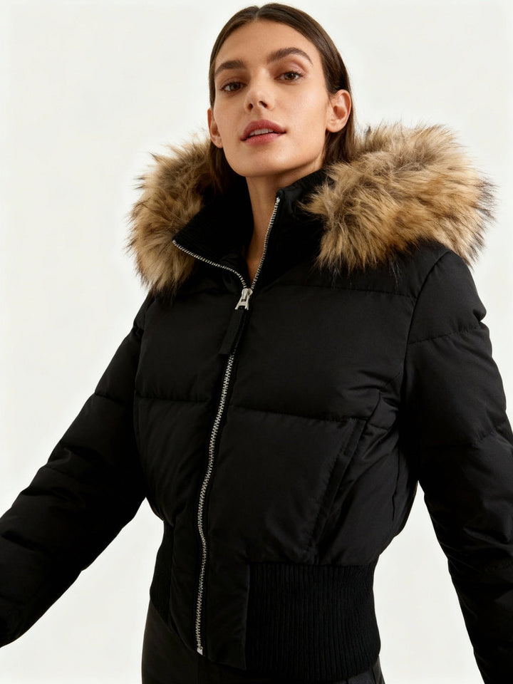 Manteau femme hivernal, matelassé et isolant. Doudoune légère offrant chaleur et confort. Mode élégante.