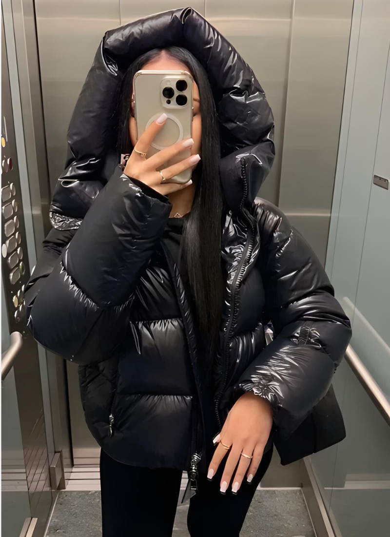 Veste matelassée femme noire/bleue, ultra-légère et slim. Une doudoune hiver chic et confortable.