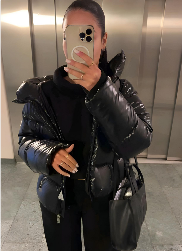 Veste doudoune femme légère, coupe slim, pour un confort optimal en hiver. Style moderne et polyvalent.