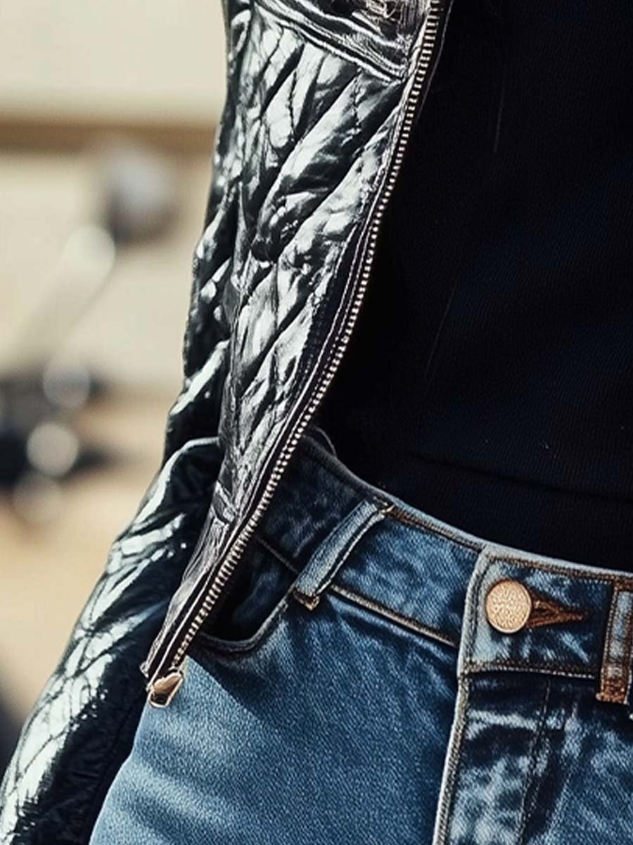 Veste femme matelassée tendance en cuir, col douillet pour un look hivernal chic et confortable.