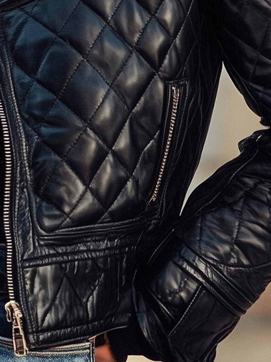 Élégante veste matelassée rétro pour femme, en cuir avec col douillet, mode automne-hiver féminine.