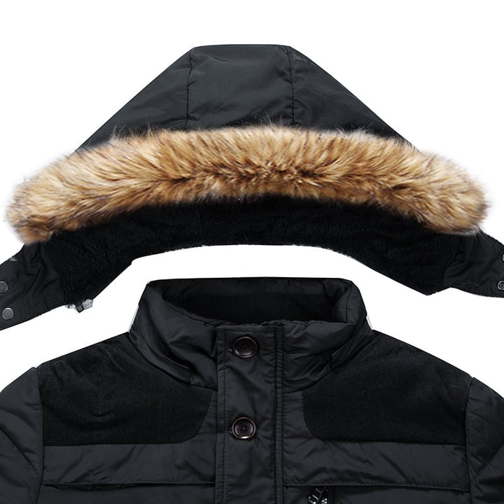 Col montant et poches zippées de la veste d'hiver homme, assurant isolation thermique et protection coupe-vent.