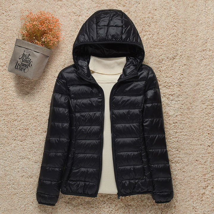 Détail texture matelassée fine de la veste femme, douce et légère pour confort mode.