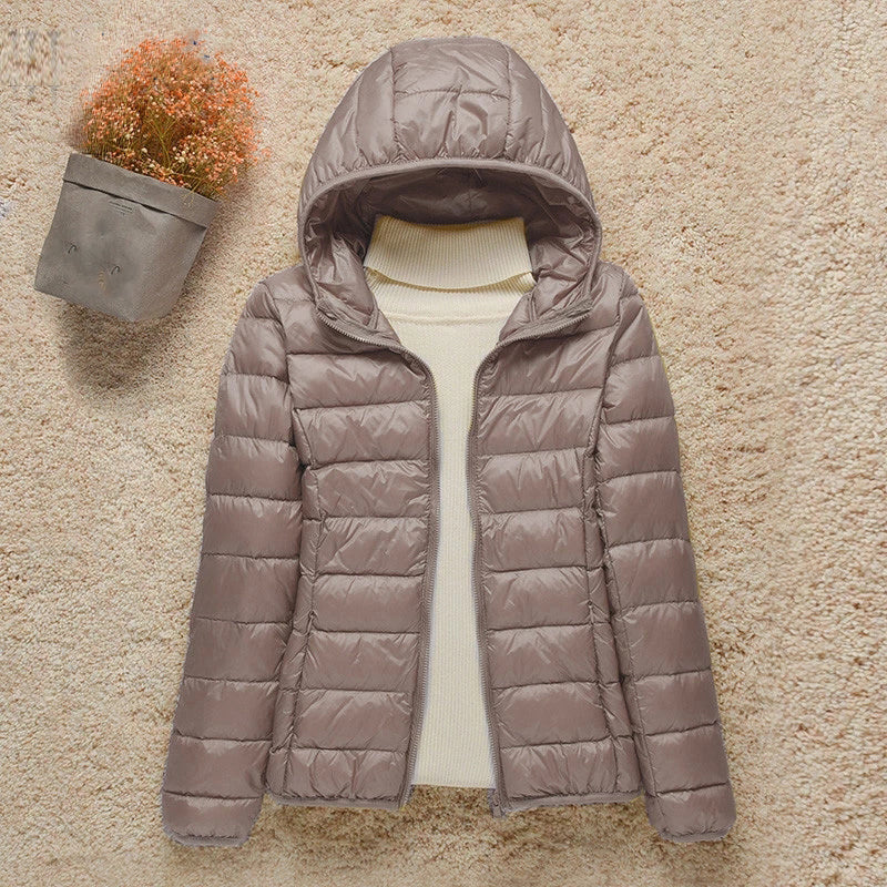 Femme portant veste matelassée légère en extérieur, look chaud et élégant, parfait pour l'automne.