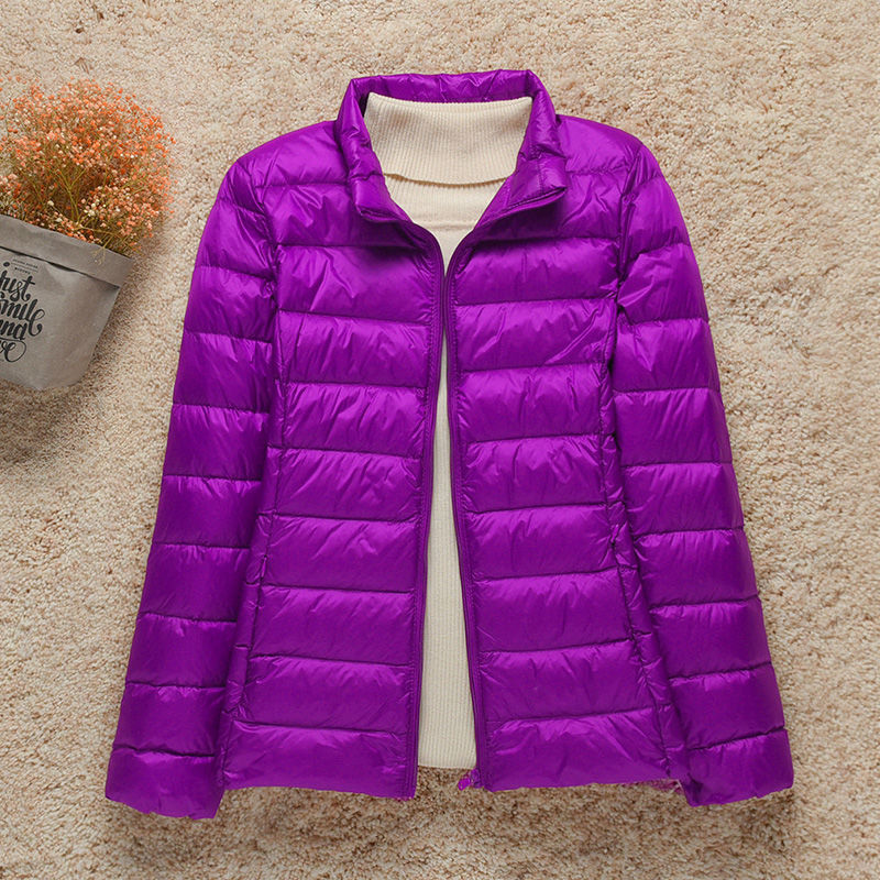 Femme stylée avec veste matelassée légère et accessoires, look hivernal élégant et chaud.