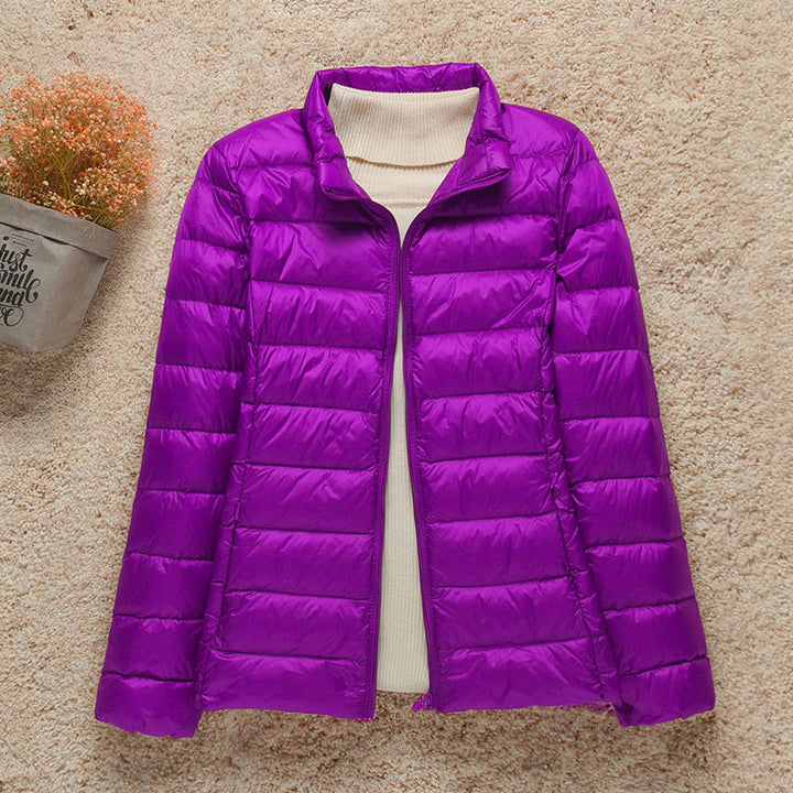 Femme stylée avec veste matelassée légère et accessoires, look hivernal élégant et chaud.