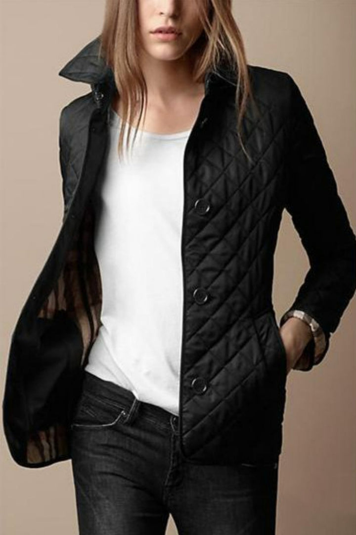 Veste matelassée femme, coupe ajustée, mi-saison.  Chic et légère. Polyester.