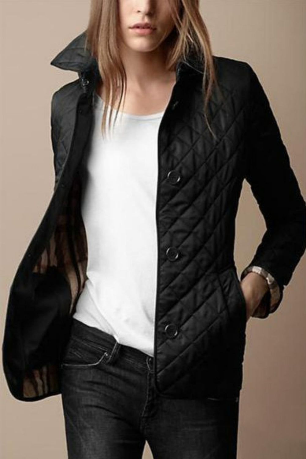 Veste matelassée femme, coupe ajustée, mi-saison.  Chic et légère. Polyester.