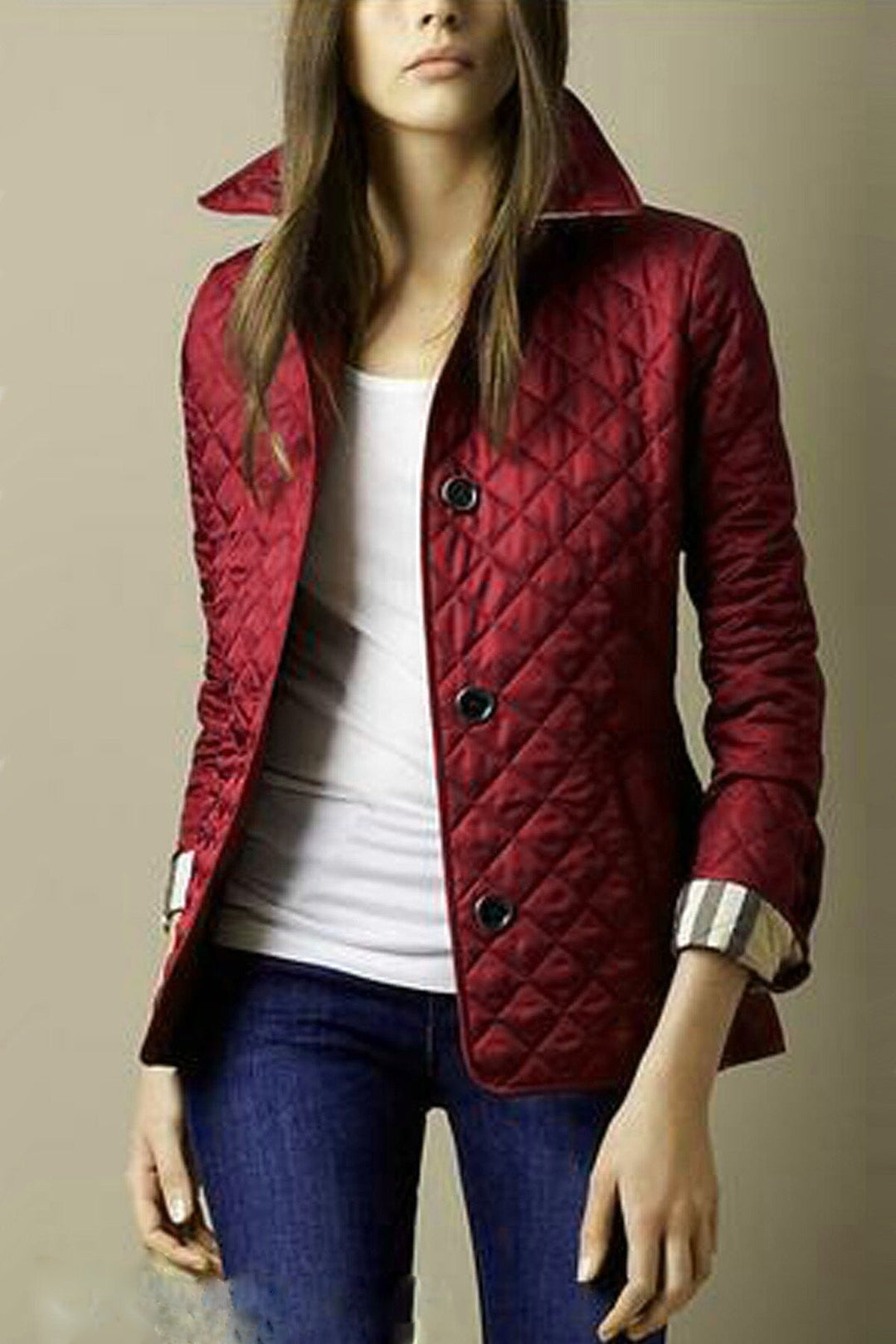 Veste matelassée femme, coupe ajustée, mi-saison.  Chic et légère. Polyester.