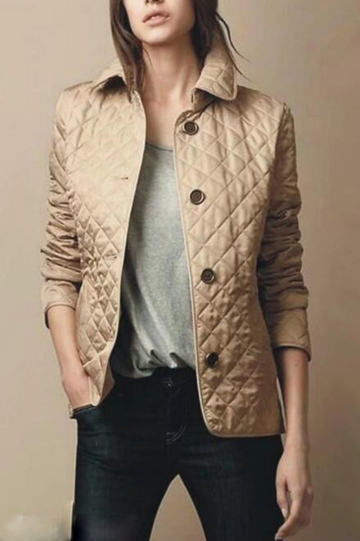 Veste matelassée femme, coupe ajustée, mi-saison.  Chic et légère. Polyester.