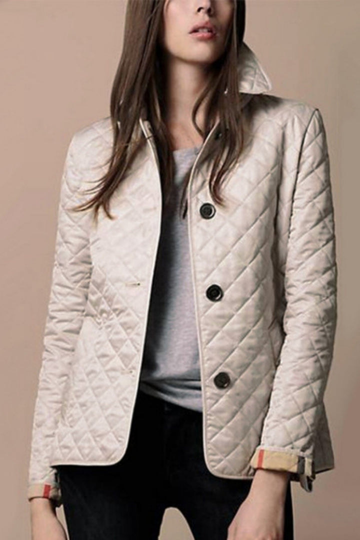 Veste matelassée femme, coupe ajustée, mi-saison.  Chic et légère. Polyester.