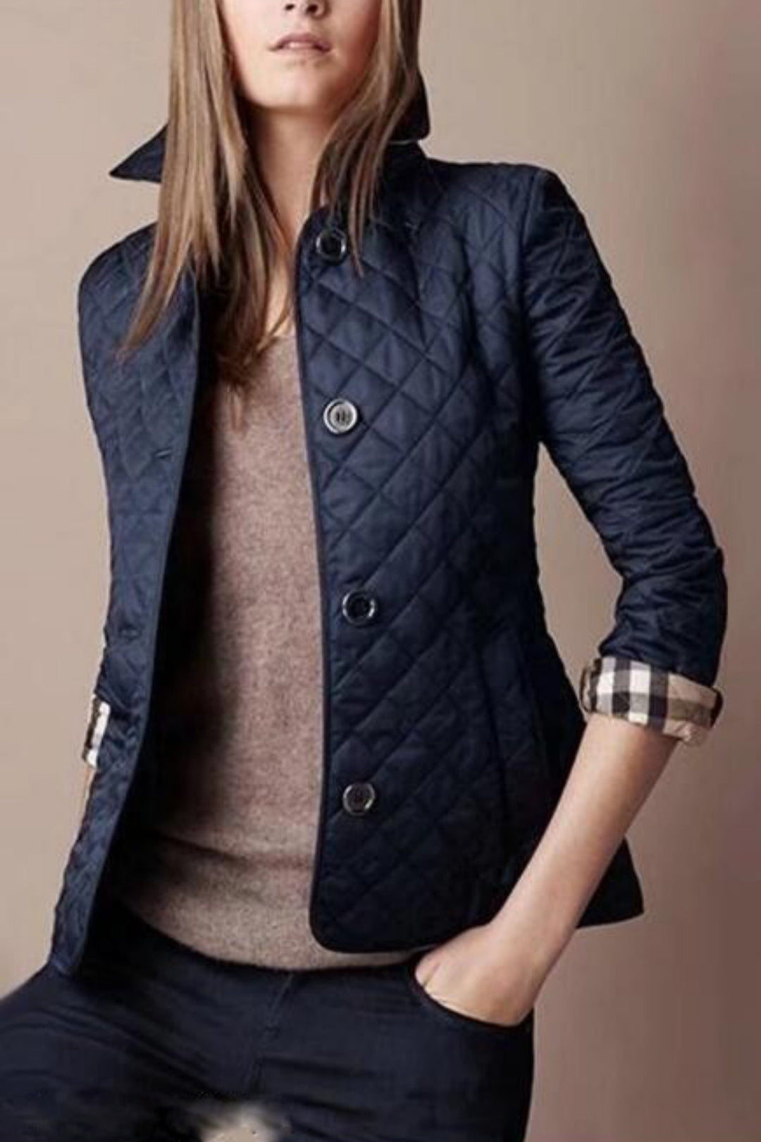 Veste matelassée femme, coupe ajustée, mi-saison.  Chic et légère. Polyester.