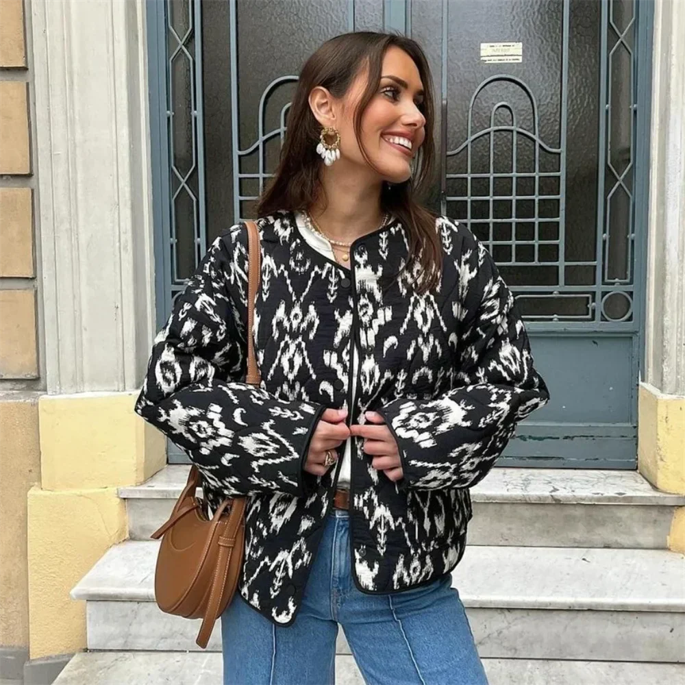 Veste matelassée femme, imprimé élégant, coupe moderne, chaude et confortable. Polyester durable.