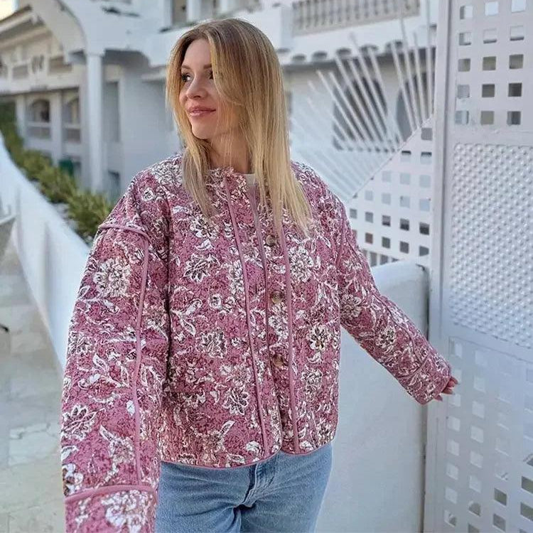 Veste matelassée femme, imprimé floral bohème, coupe ample et confortable. Idéale pour l'automne.