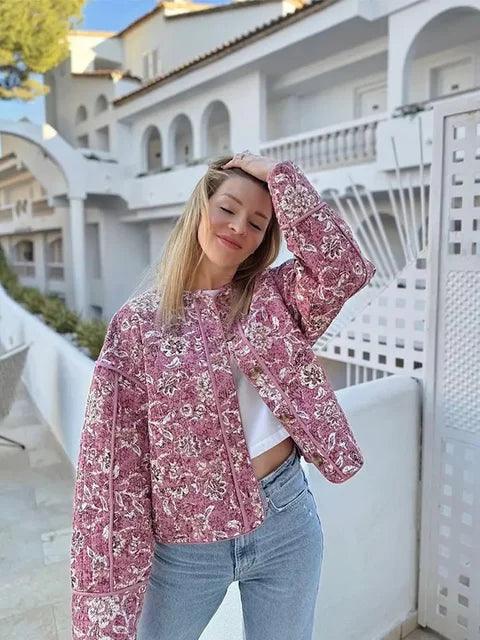 Veste matelassée femme, imprimé floral bohème, coupe ample et confortable. Idéale pour l'automne.