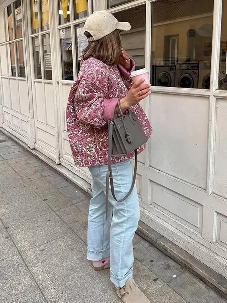 Veste matelassée femme, imprimé floral bohème, coupe ample et confortable. Idéale pour l'automne.