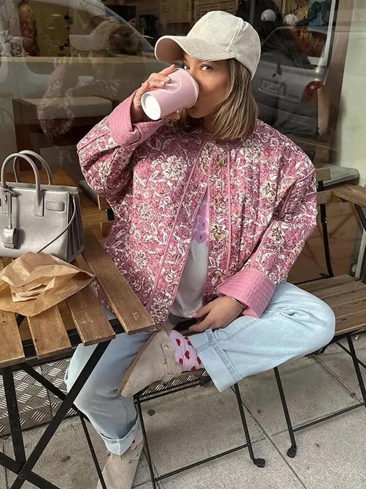 Veste matelassée femme, imprimé floral bohème, coupe ample et confortable. Idéale pour l'automne.
