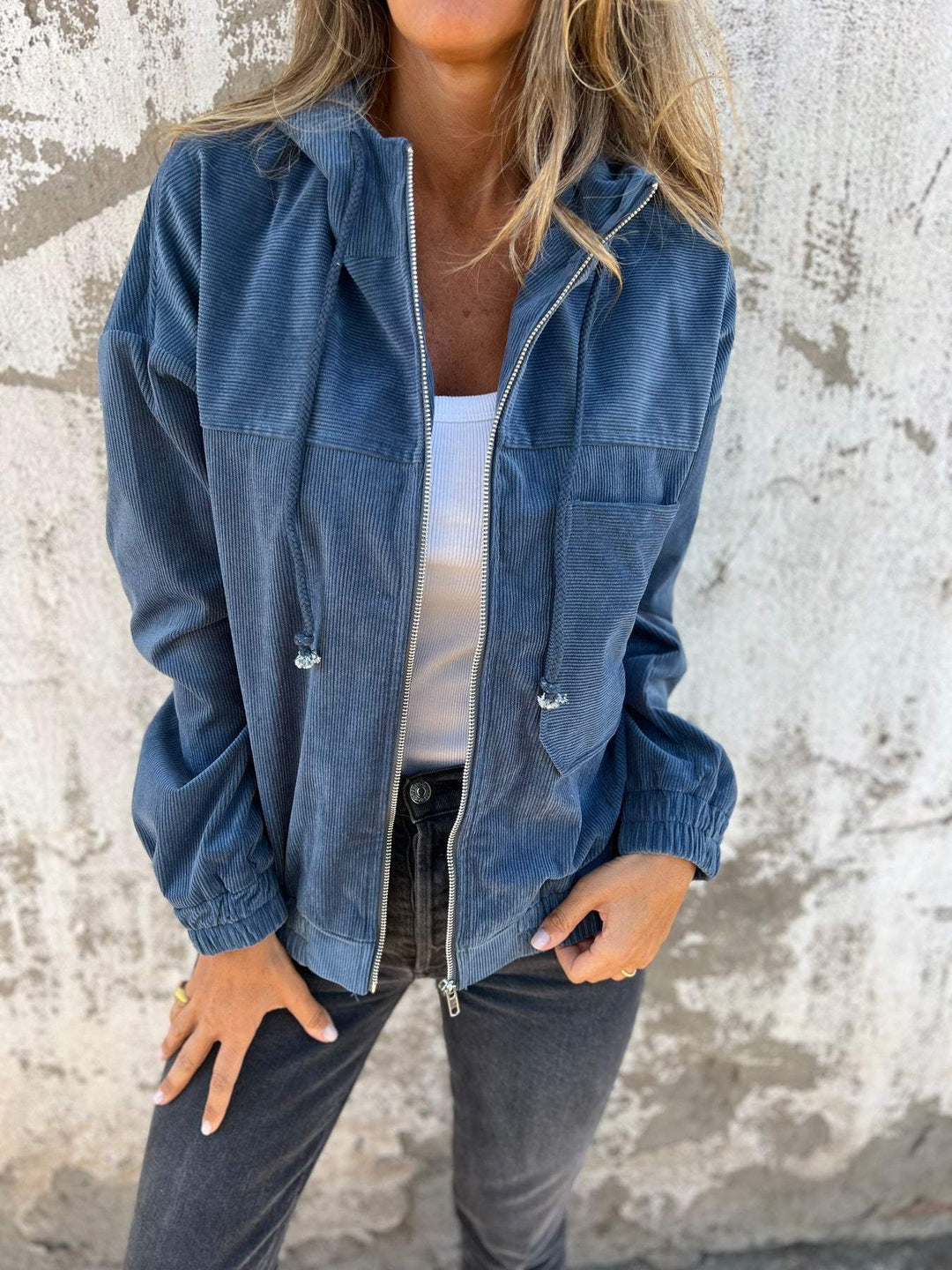 Veste mi-saison femme, velours côtelé, coupe chic et décontractée.  Tissu doux et confortable.