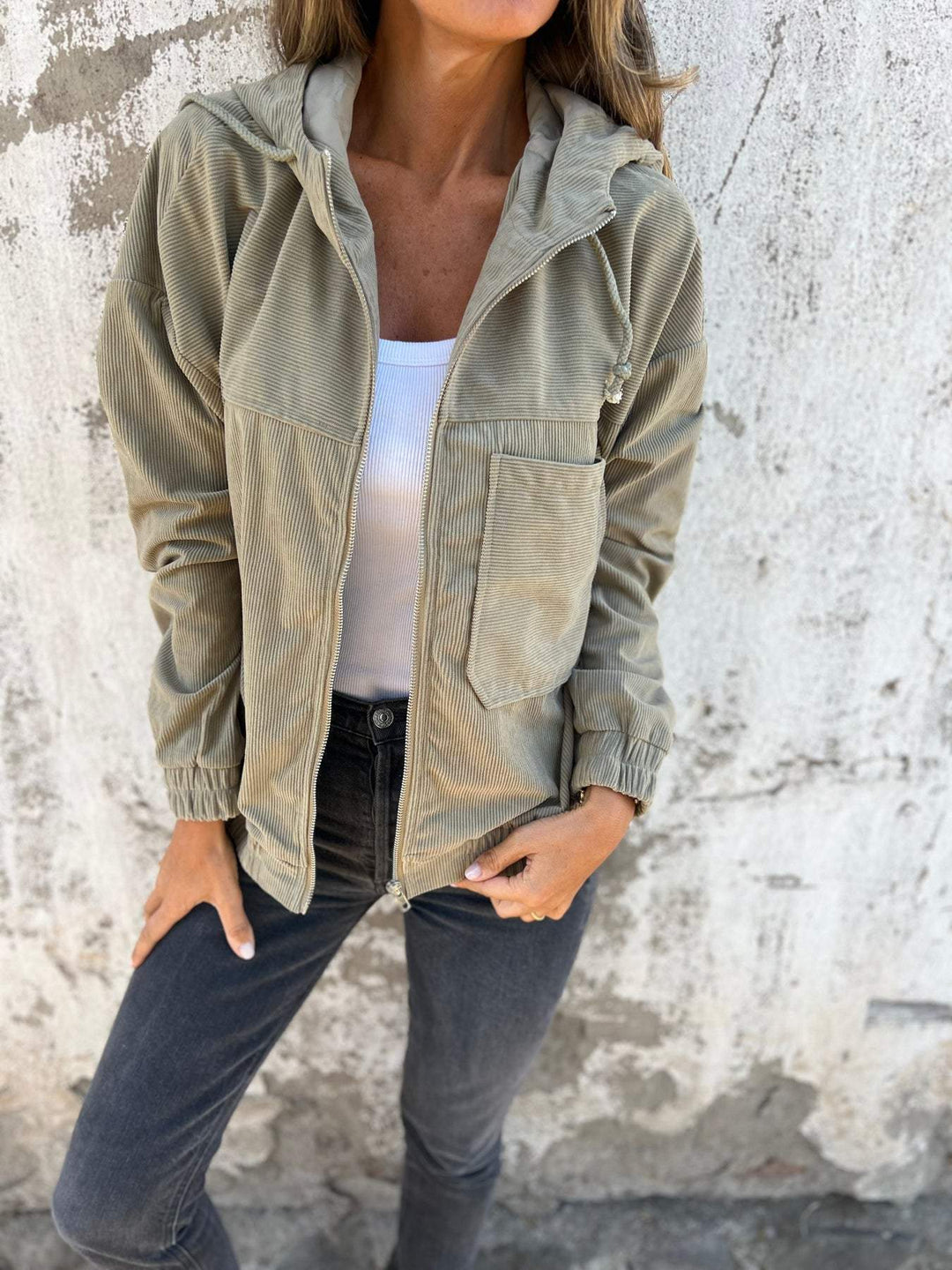 Veste mi-saison femme, velours côtelé, coupe chic et décontractée.  Tissu doux et confortable.