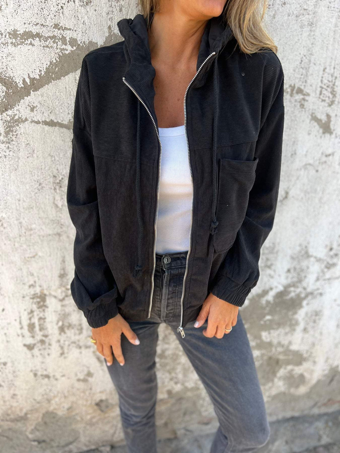 Veste mi-saison femme, velours côtelé, coupe chic et décontractée.  Tissu doux et confortable.
