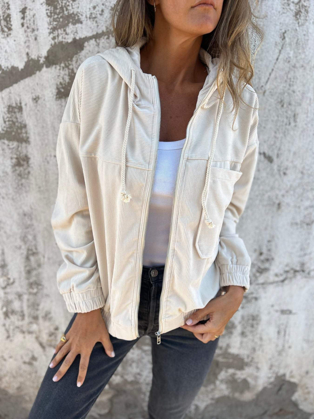 Veste mi-saison femme, velours côtelé, coupe chic et décontractée.  Tissu doux et confortable.