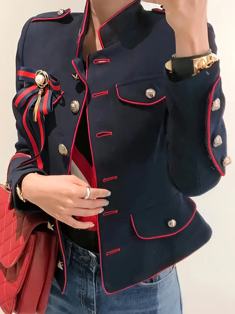 "Veste militaire chic Cheyenne bleu marine, détails rouges et boutons argentés, pour femme, élégante et polyvalente."