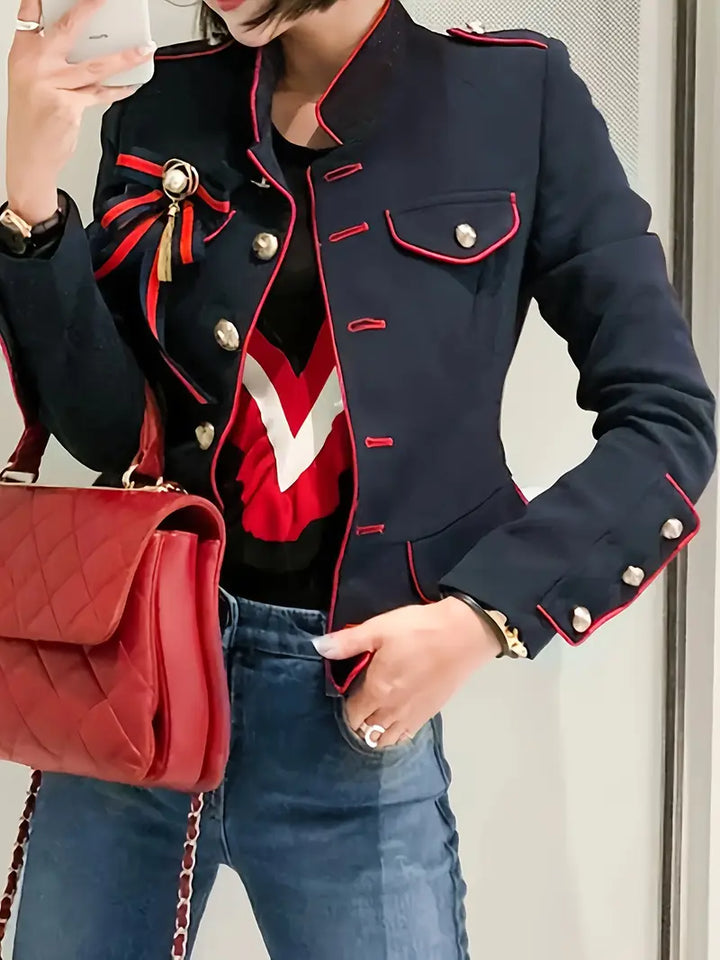 "Veste militaire chic Cheyenne bleu marine, détails rouges et boutons argentés, pour femme, élégante et polyvalente."