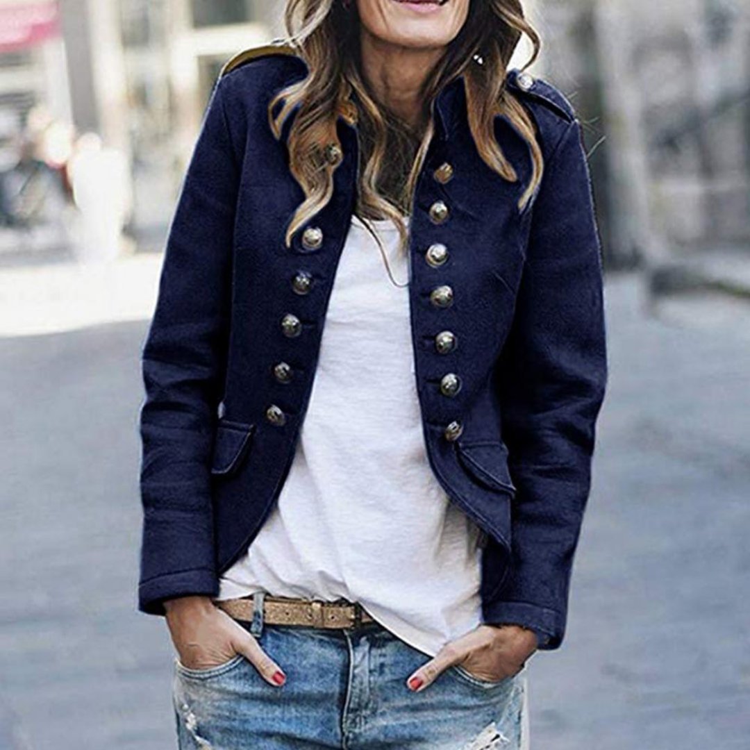 Veste militaire femme cintrée, boutons métalliques. Coupe ajustée, style élégant et audacieux.