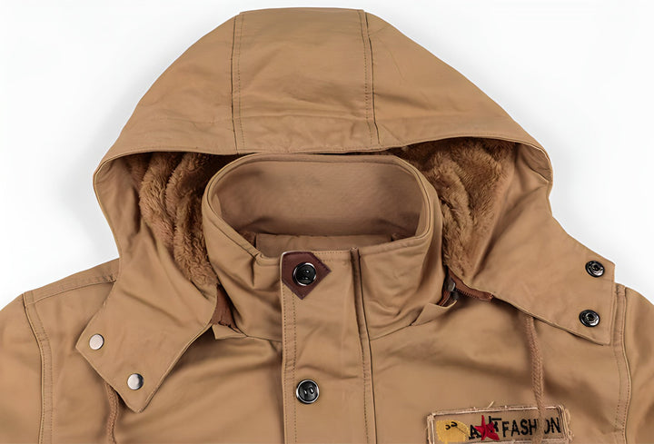 Homme portant une veste militaire imperméable, style robuste et urbain pour l'aventure.