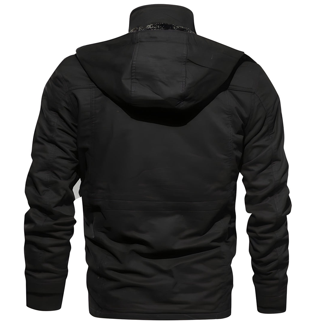 Gros plan sur le tissu résistant d'une veste militaire homme imperméable pour l'extérieur.