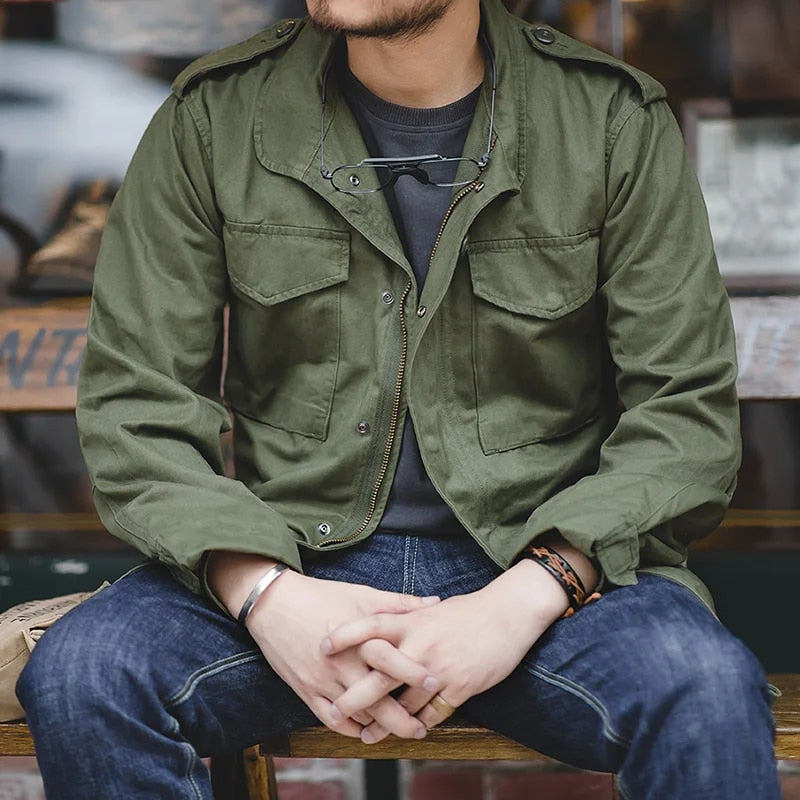 "Veste militaire vintage homme verte kaki avec poches et boutons, vue de face, style robuste et intemporel pour l'hiver."