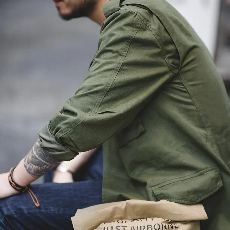 "Veste militaire vintage homme verte kaki avec poches et boutons, vue de face, style robuste et intemporel pour l'hiver."