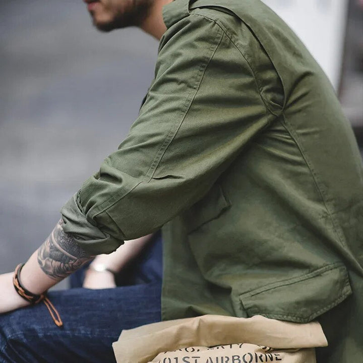 "Veste militaire vintage homme verte kaki avec poches et boutons, vue de face, style robuste et intemporel pour l'hiver."