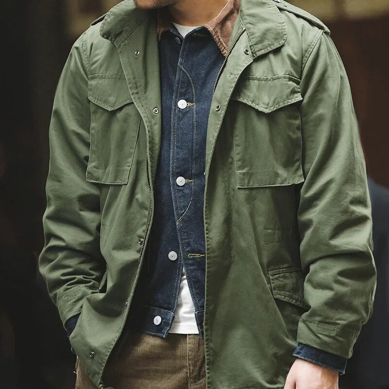 "Veste militaire vintage homme verte kaki avec poches et boutons, vue de face, style robuste et intemporel pour l'hiver."