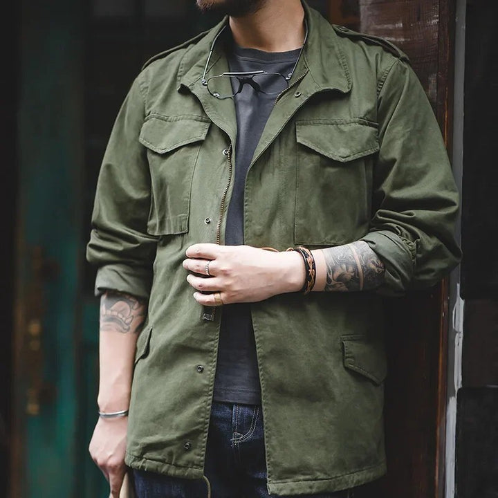 "Veste militaire vintage homme verte kaki avec poches et boutons, vue de face, style robuste et intemporel pour l'hiver."