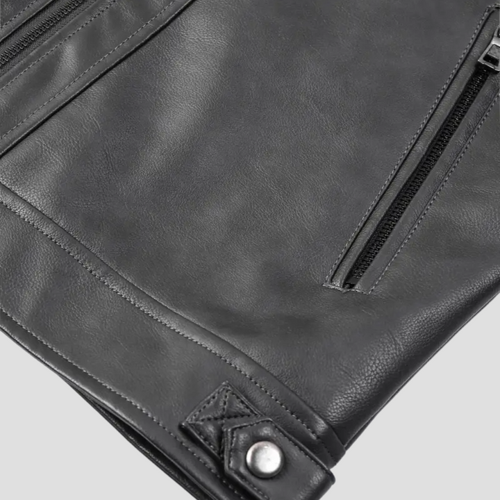 "Veste motard rétro pour homme en similicuir noir avec col montant et poches zippées, élégante et ajustée."