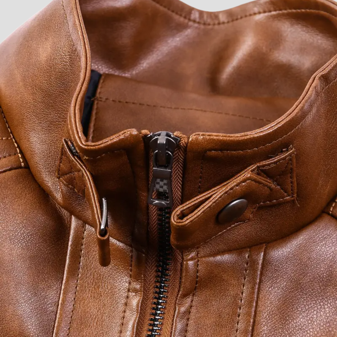 "Veste motard rétro pour homme en similicuir noir avec col montant et poches zippées, élégante et ajustée."