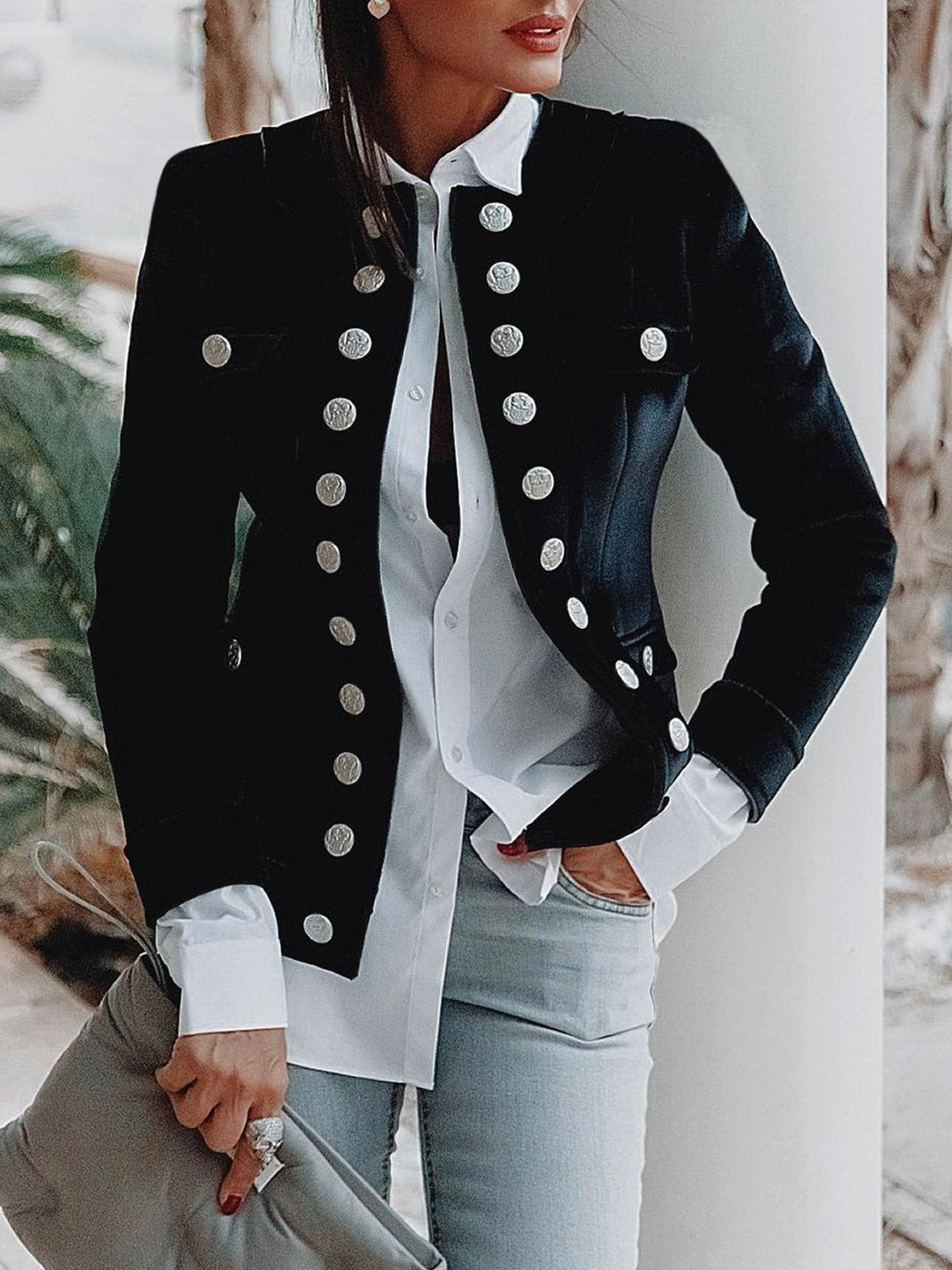 Veste officier femme, coupe cintrée, boutons métalliques.  Elégance et style militaire chic.
