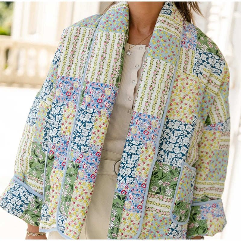 Veste patchwork femme élégante et confortable, motifs uniques et couleurs vives, idéale pour style quotidien moderne.
