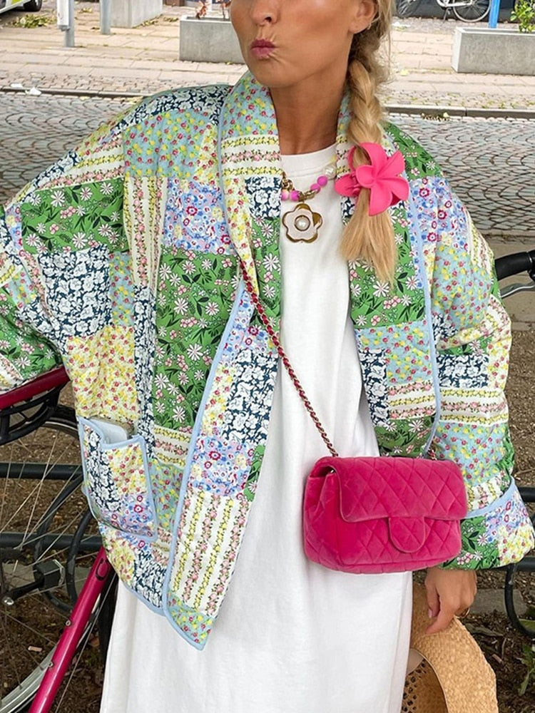 Veste patchwork femme élégante et confortable, motifs uniques et couleurs vives, idéale pour style quotidien moderne.