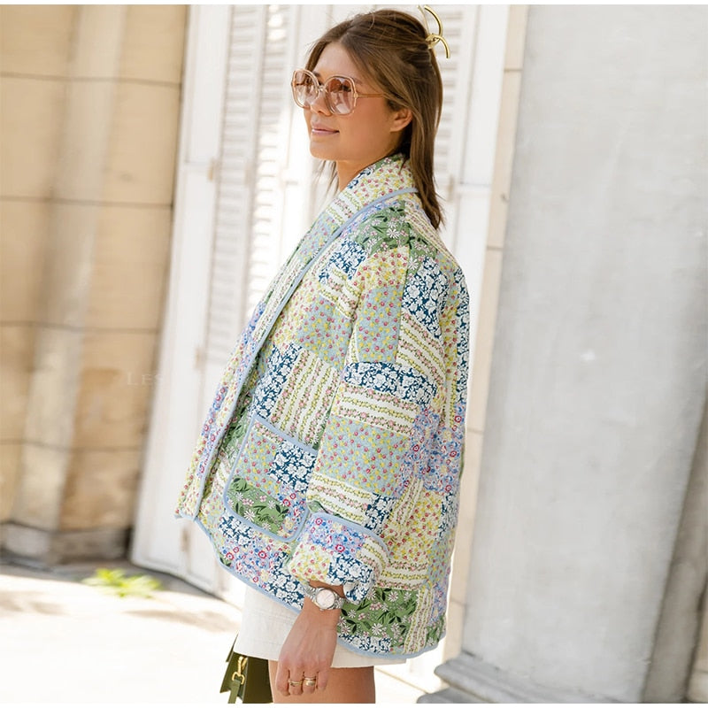 Veste patchwork femme élégante et confortable, motifs uniques et couleurs vives, idéale pour style quotidien moderne.