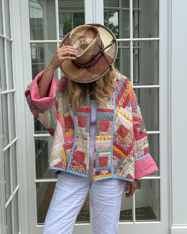 Veste patchwork femme élégante et confortable, motifs uniques et couleurs vives, idéale pour style quotidien moderne.