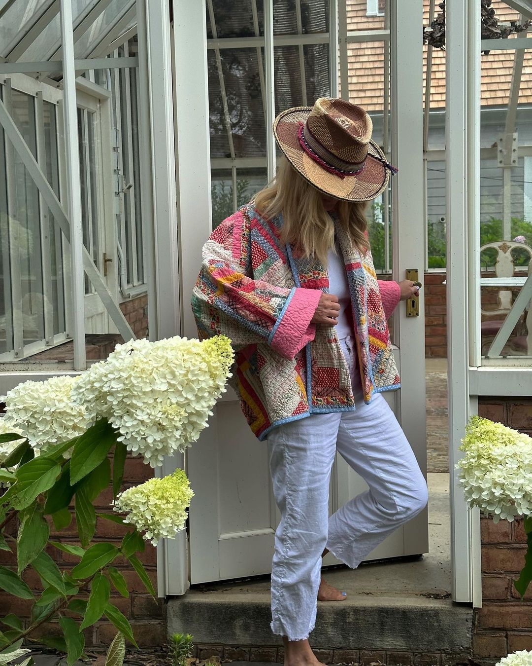 Veste patchwork femme élégante et confortable, motifs uniques et couleurs vives, idéale pour style quotidien moderne.