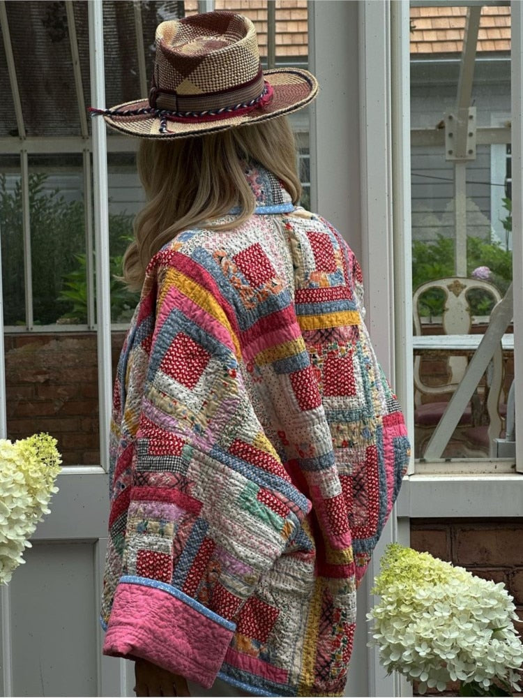 Veste patchwork femme élégante et confortable, motifs uniques et couleurs vives, idéale pour style quotidien moderne.